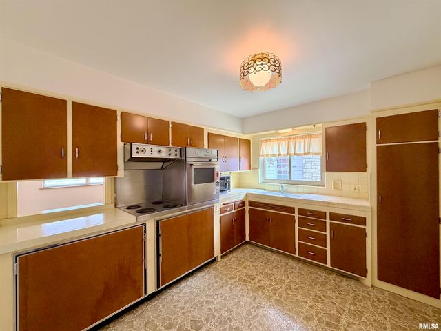 814 W STRATFORD Drive, Peoria, IL 61614