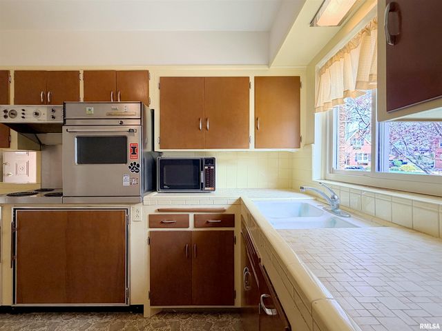 814 W STRATFORD Drive, Peoria, IL 61614