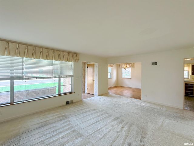814 W STRATFORD Drive, Peoria, IL 61614