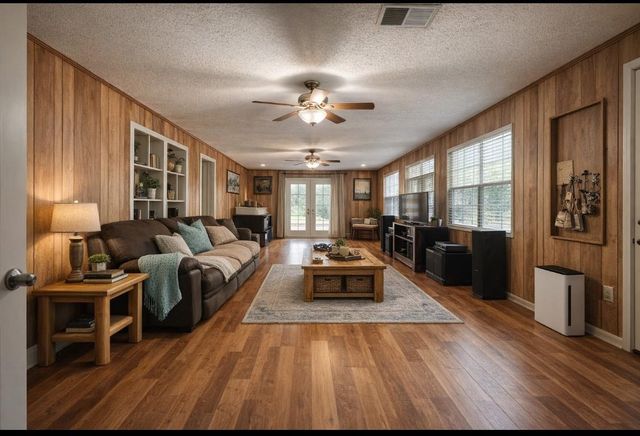 104 W Paradise Drive, Trinity, TX 75862