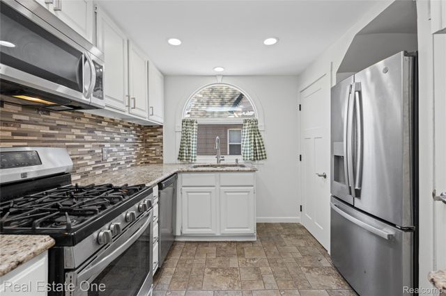 4058 Lomley Avenue, Waterford Charter Township, MI 48329
