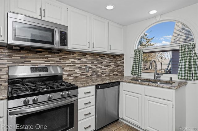 4058 Lomley Avenue, Waterford Charter Township, MI 48329
