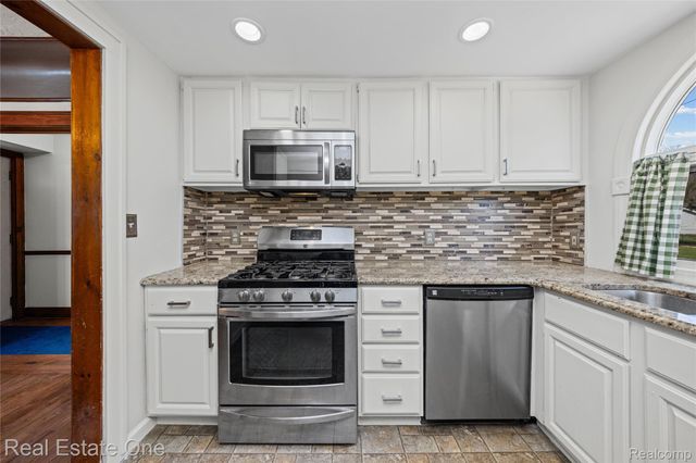 4058 Lomley Avenue, Waterford Charter Township, MI 48329