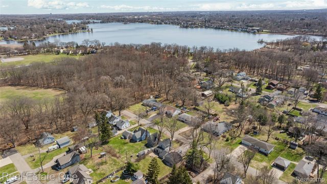 4058 Lomley Avenue, Waterford Charter Township, MI 48329