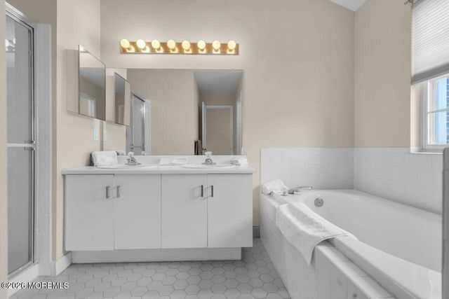 3 Beacon Court 87, Holmdel, NJ 07733