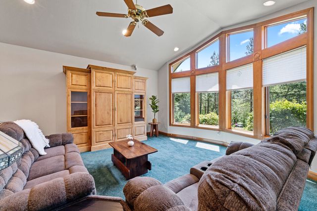 1562 Sleepy Hollow Loop, Grants Pass, OR 97527