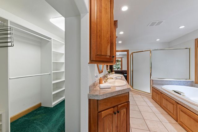 1562 Sleepy Hollow Loop, Grants Pass, OR 97527