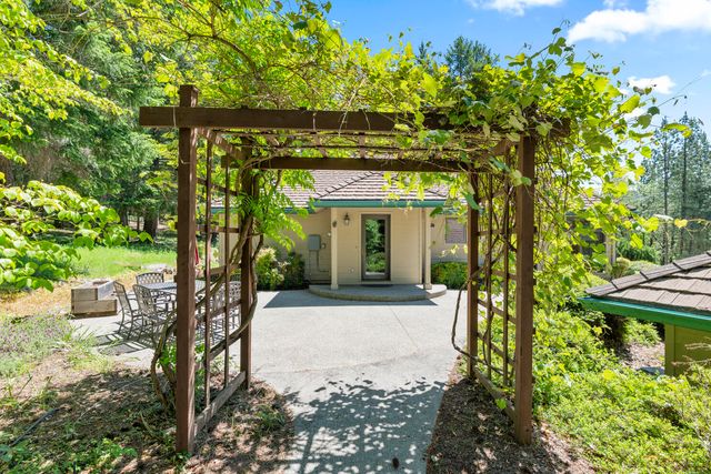 1562 Sleepy Hollow Loop, Grants Pass, OR 97527
