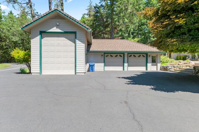 1562 Sleepy Hollow Loop, Grants Pass, OR 97527