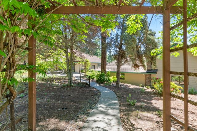 1562 Sleepy Hollow Loop, Grants Pass, OR 97527