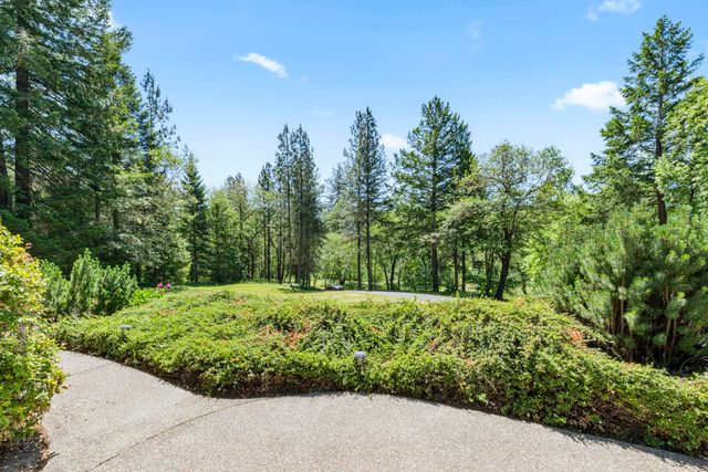 1562 Sleepy Hollow Loop, Grants Pass, OR 97527