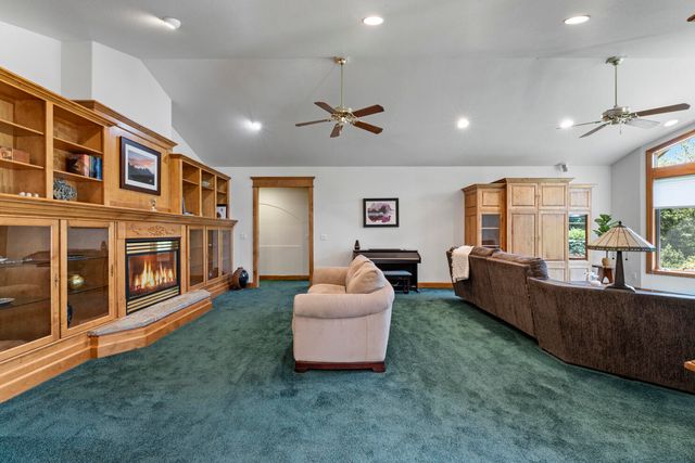 1562 Sleepy Hollow Loop, Grants Pass, OR 97527
