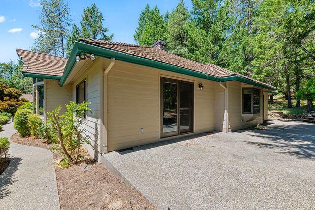 1562 Sleepy Hollow Loop, Grants Pass, OR 97527