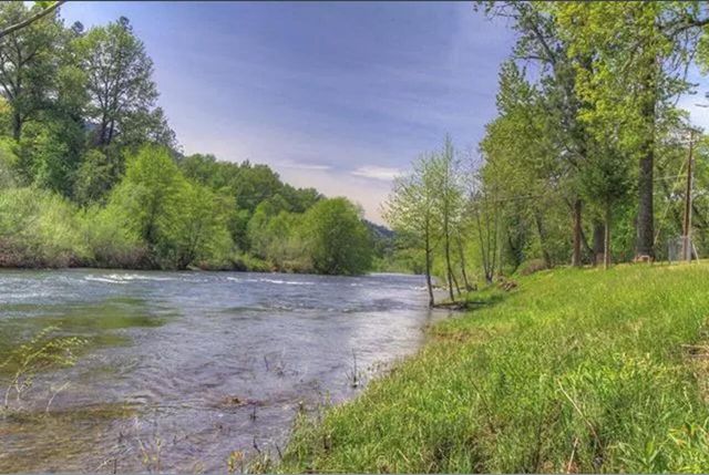 1562 Sleepy Hollow Loop, Grants Pass, OR 97527