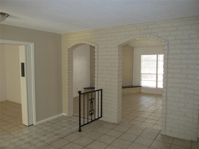 16211 Brookvilla Drive, Houston, TX 77059