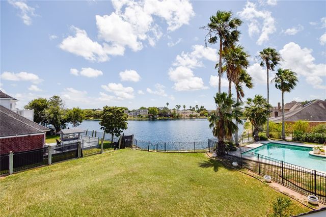4505 Grand Lake Dr, Corpus Christi, TX 78413