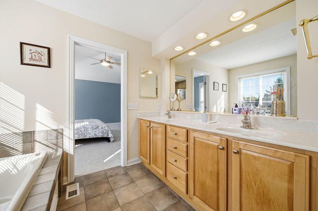 7033 Cunningham Drive, New Albany, OH 43054