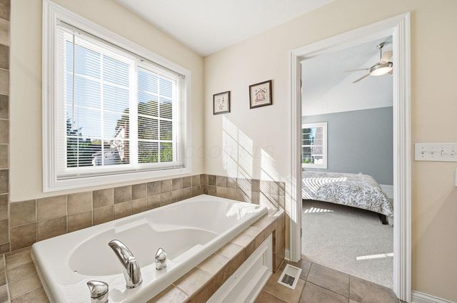 7033 Cunningham Drive, New Albany, OH 43054