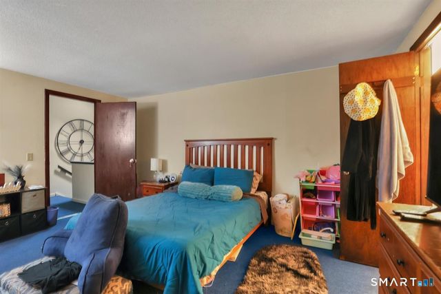 25 Cliffside Drive E, Manchester, CT 06042