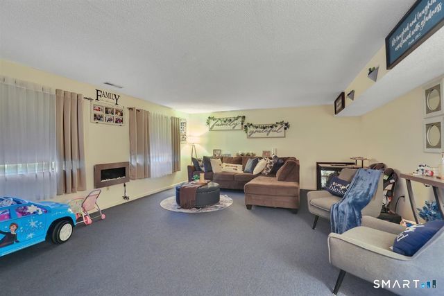 25 Cliffside Drive E, Manchester, CT 06042