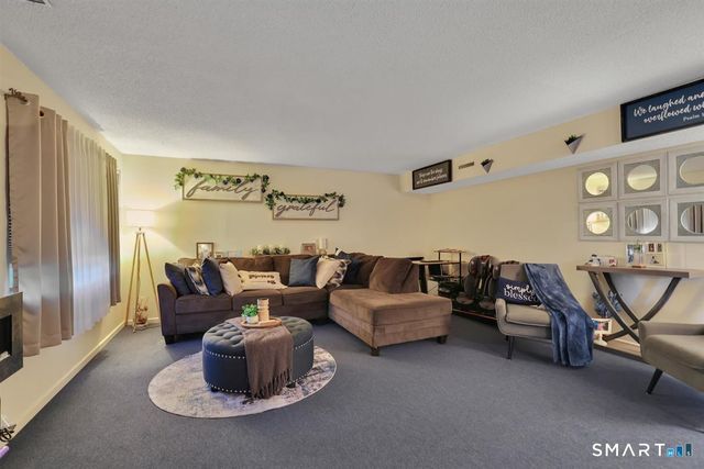 25 Cliffside Drive E, Manchester, CT 06042