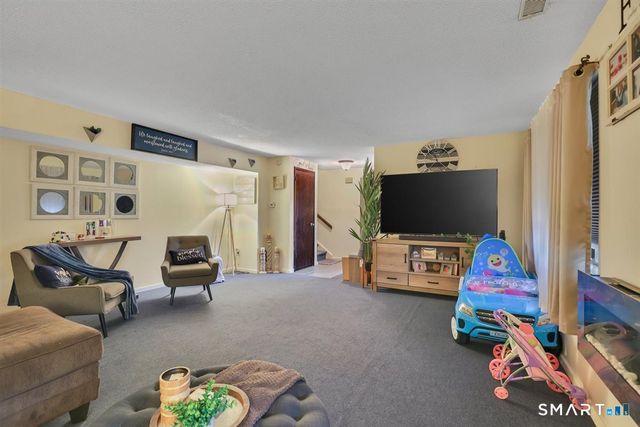 25 Cliffside Drive E, Manchester, CT 06042