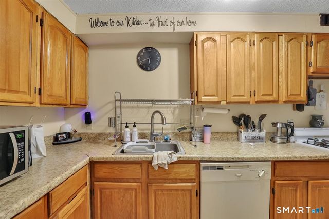 25 Cliffside Drive E, Manchester, CT 06042