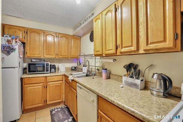 25 Cliffside Drive E, Manchester, CT 06042