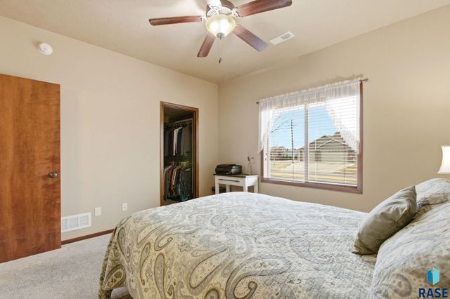 2907 E Fieldstone Pl Place, Sioux Falls, SD 57108