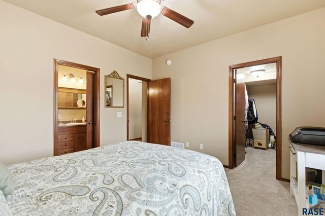 2907 E Fieldstone Pl Place, Sioux Falls, SD 57108