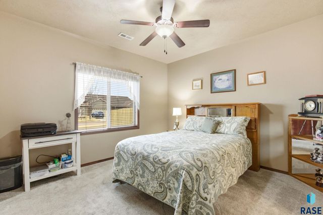 2907 E Fieldstone Pl Place, Sioux Falls, SD 57108