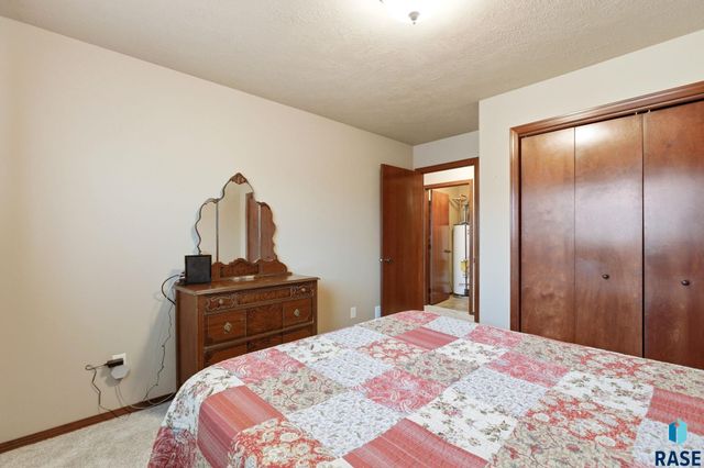 2907 E Fieldstone Pl Place, Sioux Falls, SD 57108