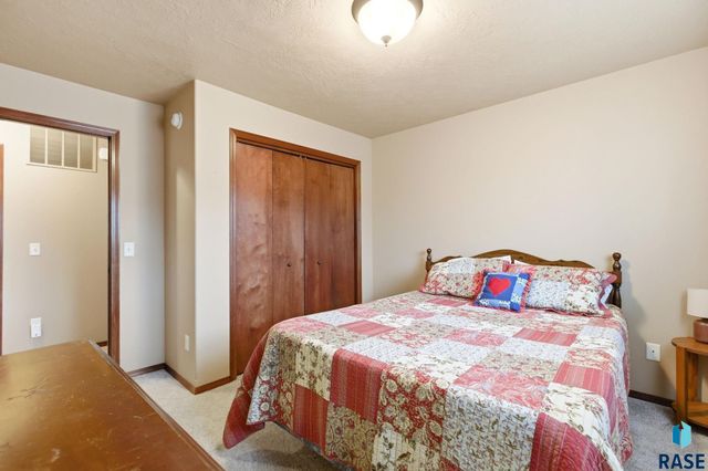 2907 E Fieldstone Pl Place, Sioux Falls, SD 57108