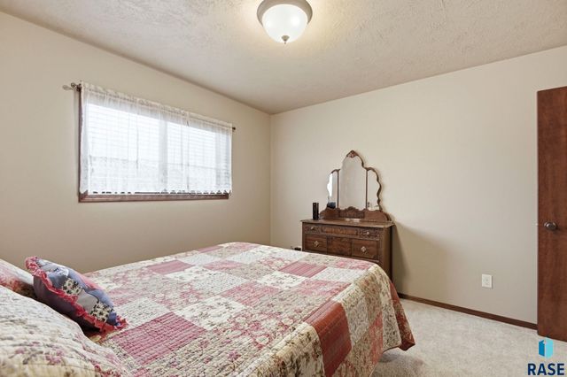 2907 E Fieldstone Pl Place, Sioux Falls, SD 57108