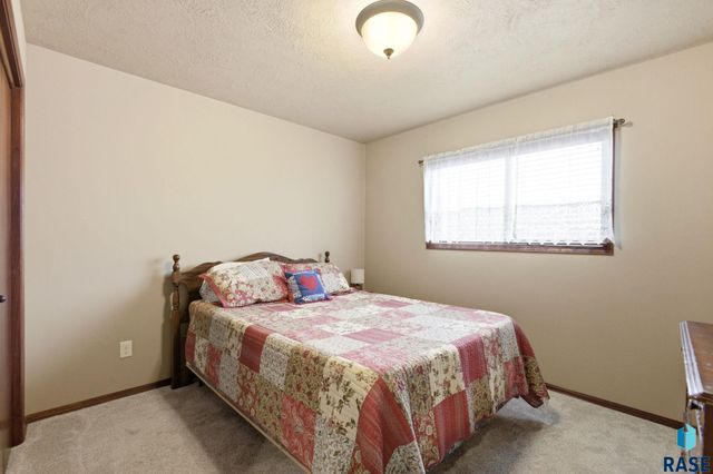 2907 E Fieldstone Pl Place, Sioux Falls, SD 57108