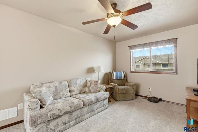 2907 E Fieldstone Pl Place, Sioux Falls, SD 57108