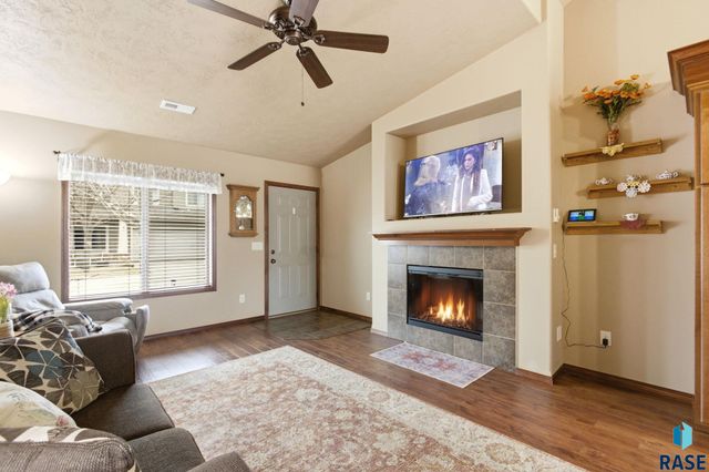 2907 E Fieldstone Pl Place, Sioux Falls, SD 57108