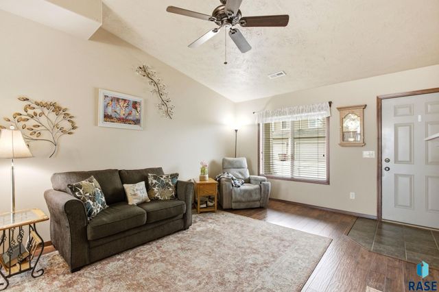 2907 E Fieldstone Pl Place, Sioux Falls, SD 57108