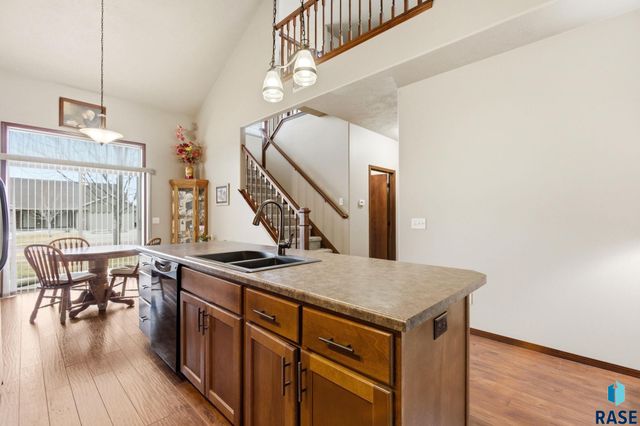 2907 E Fieldstone Pl Place, Sioux Falls, SD 57108