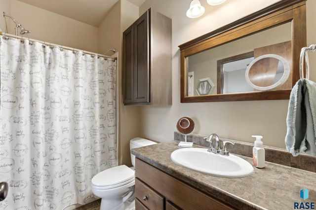 2907 E Fieldstone Pl Place, Sioux Falls, SD 57108