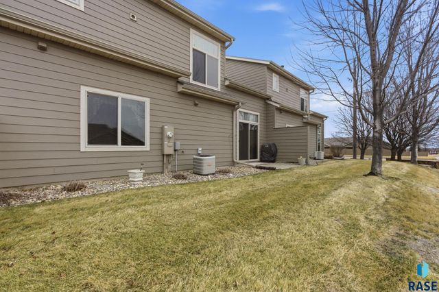 2907 E Fieldstone Pl Place, Sioux Falls, SD 57108