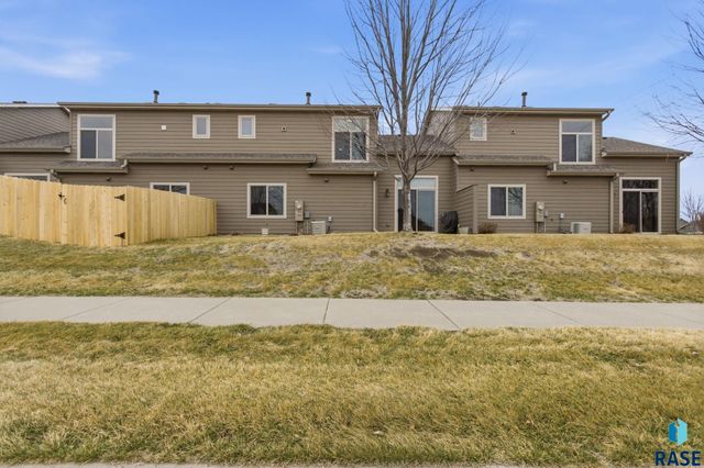 2907 E Fieldstone Pl Place, Sioux Falls, SD 57108