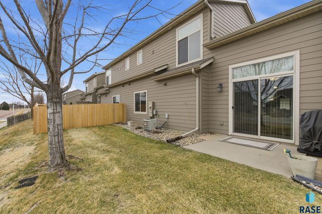 2907 E Fieldstone Pl Place, Sioux Falls, SD 57108