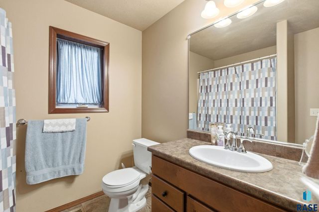 2907 E Fieldstone Pl Place, Sioux Falls, SD 57108