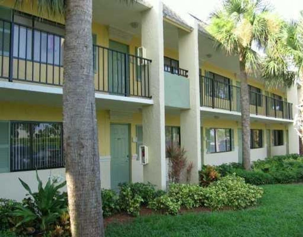 1205 Meadows Circle, Boynton Beach, FL 33436