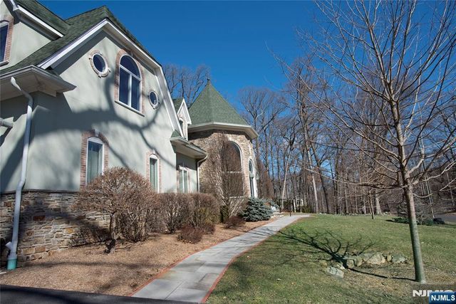 673 Glendale Road Upstairs Apa, Franklin Lakes, NJ 07417