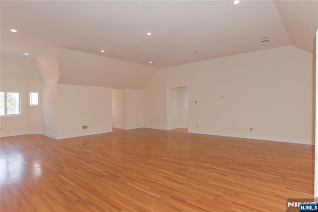 673 Glendale Road Upstairs Apa, Franklin Lakes, NJ 07417