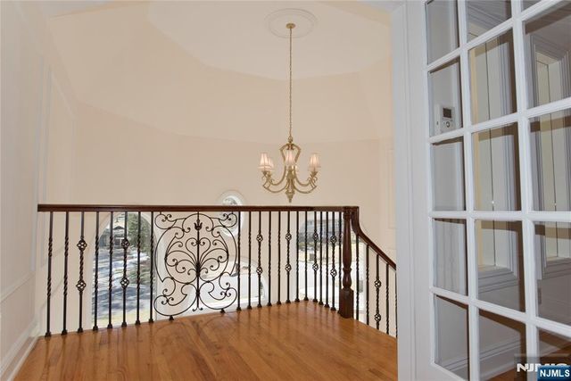 673 Glendale Road Upstairs Apa, Franklin Lakes, NJ 07417