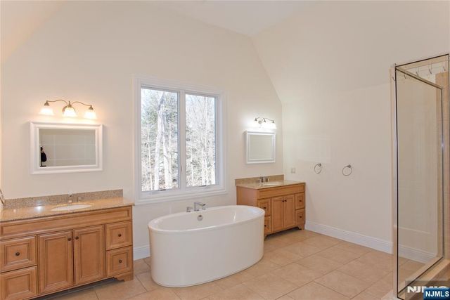 673 Glendale Road Upstairs Apa, Franklin Lakes, NJ 07417