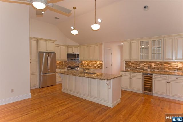 673 Glendale Road Upstairs Apa, Franklin Lakes, NJ 07417